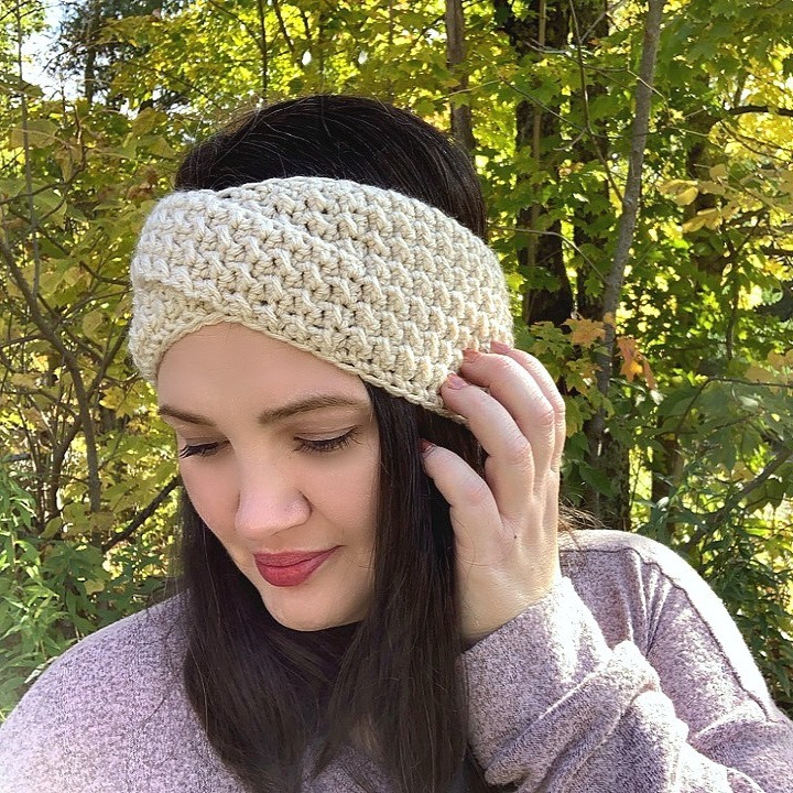 Crochet Earwarmer pattern in cream yarn