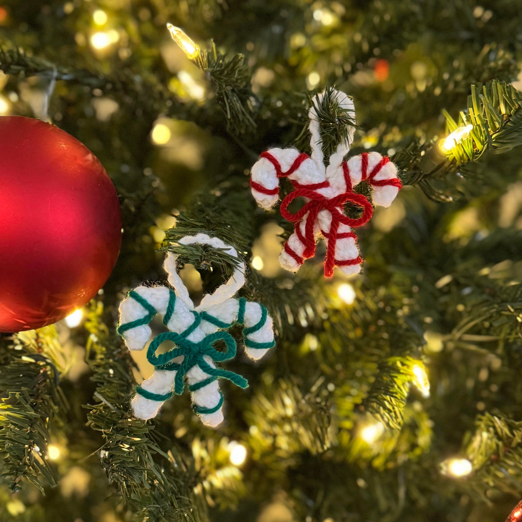 Crochet Candy Cane Ornament Pattern. Crossed Candy Canes with a Bow on Front.